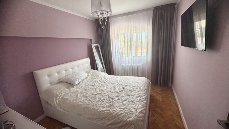 Apartament cu trei camere de vânzare, renovat complet, central - Poză 3