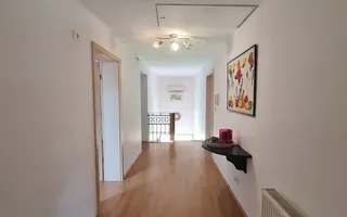 Vila spațioasă și recent renovată în Ghiroda! - Poză 50