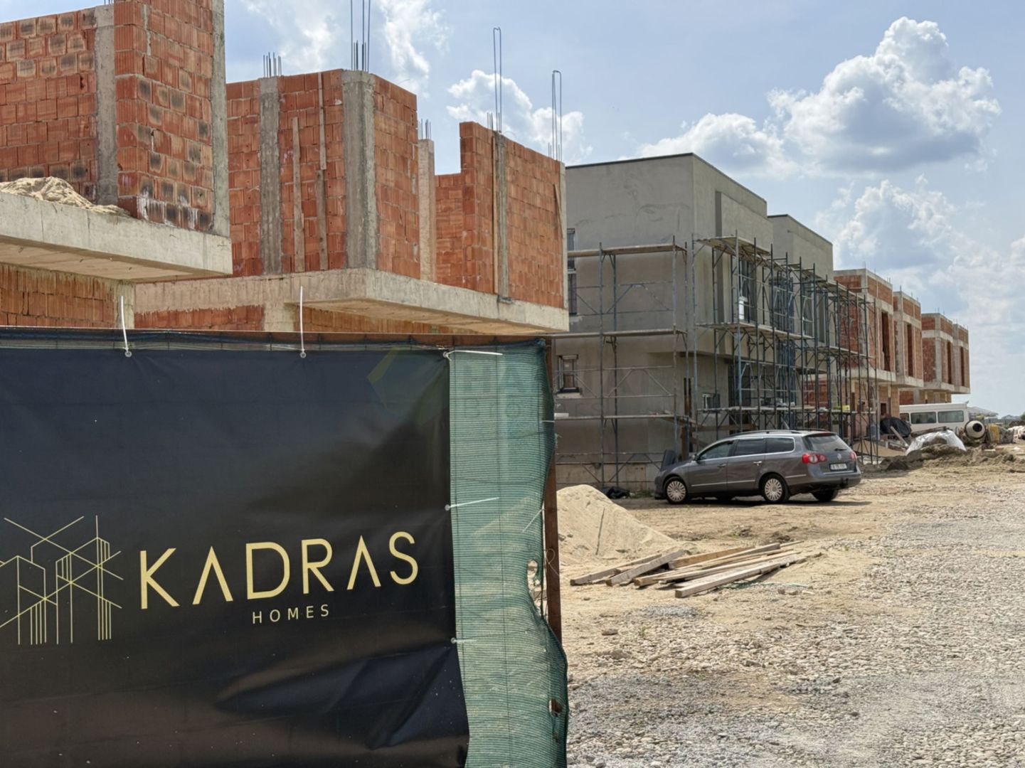 Complex boutique 10 vile | Kadras Tunari | Posibilitate Investiție la roșu - Poză 1