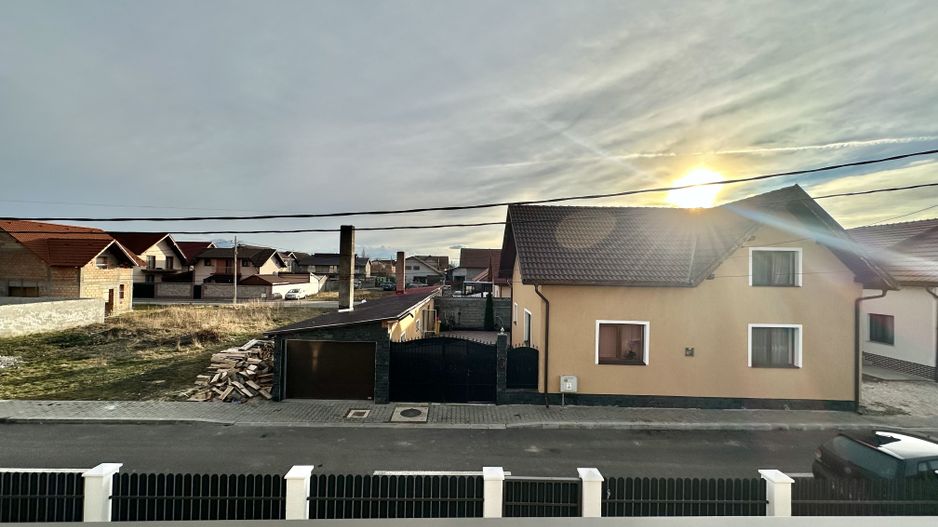 Casă individuală de vanzare  cu garaj și curte proprie – Hălchiu - Poză 28