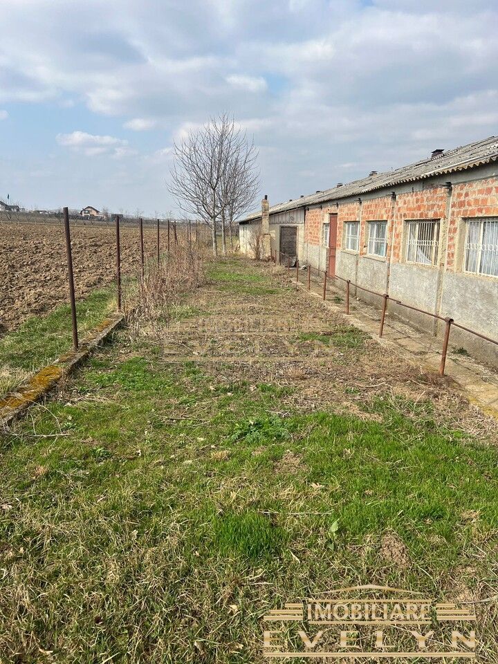 De vanzare grajd 700mp + teren 2000mp, in Cristesti, pret 65000 euro negociabil - Poză 1