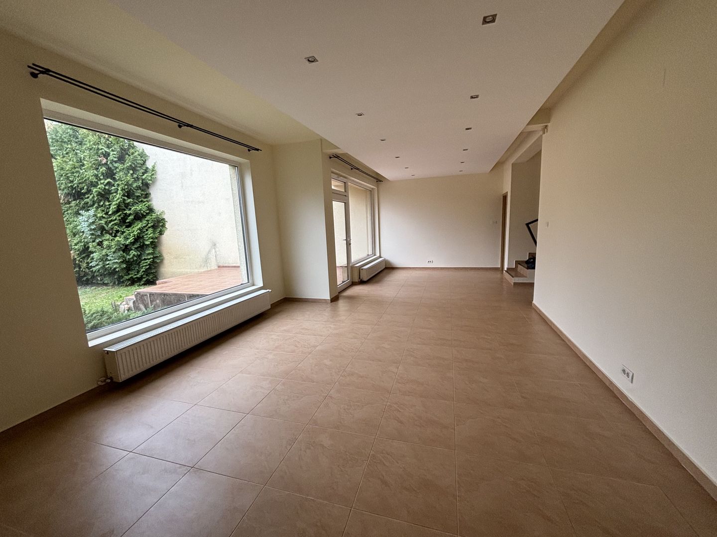 Vila spatioasa ideala pentru diferite activitati sau ptr.locuit -NEMOBILATA - Poză 4