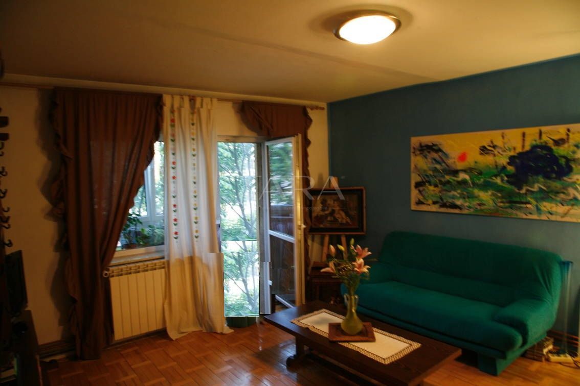 Apartament cu 4 camere, 82 mp, 2 băi și 2 balcoane, zona Câmpului. - Poză 1