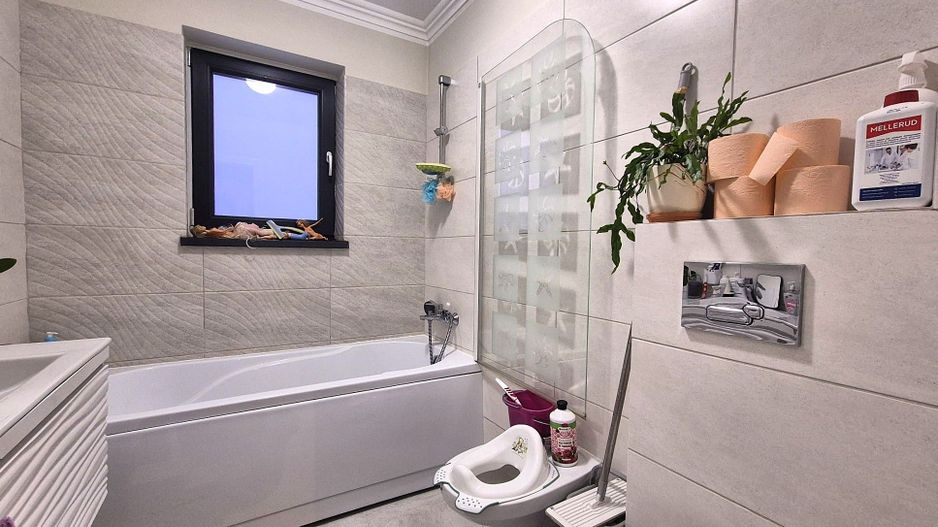 Zona Coresi, 2 camere ,59 mp,  cu grădină proprie și  loc de parcare. - Poză 5