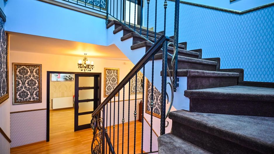 Somptuozitate in stil modern, 2 garaje, 3 terase, totul pe 1.000 mp teren - Poză 24