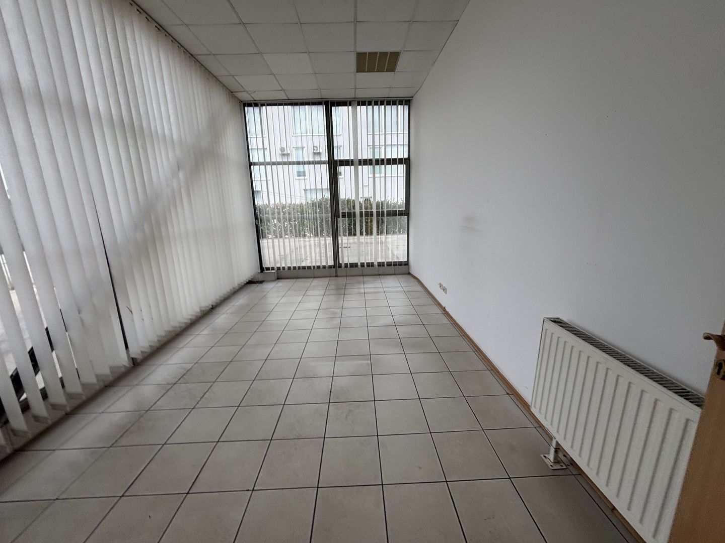 Depozit cu showroom de inchiriat de 1600 mp - Poză 28