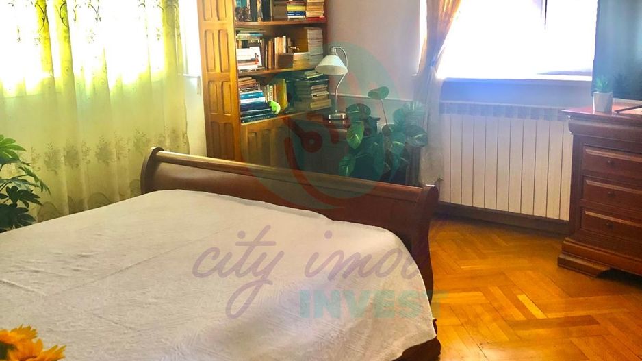 Apartament cu 3 camere renovat si cu parcare - Poză 1
