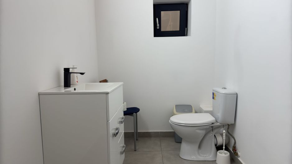 Showroom + cladire birouri | Roman/Neamt | stradal - de vanzare - Poză 12