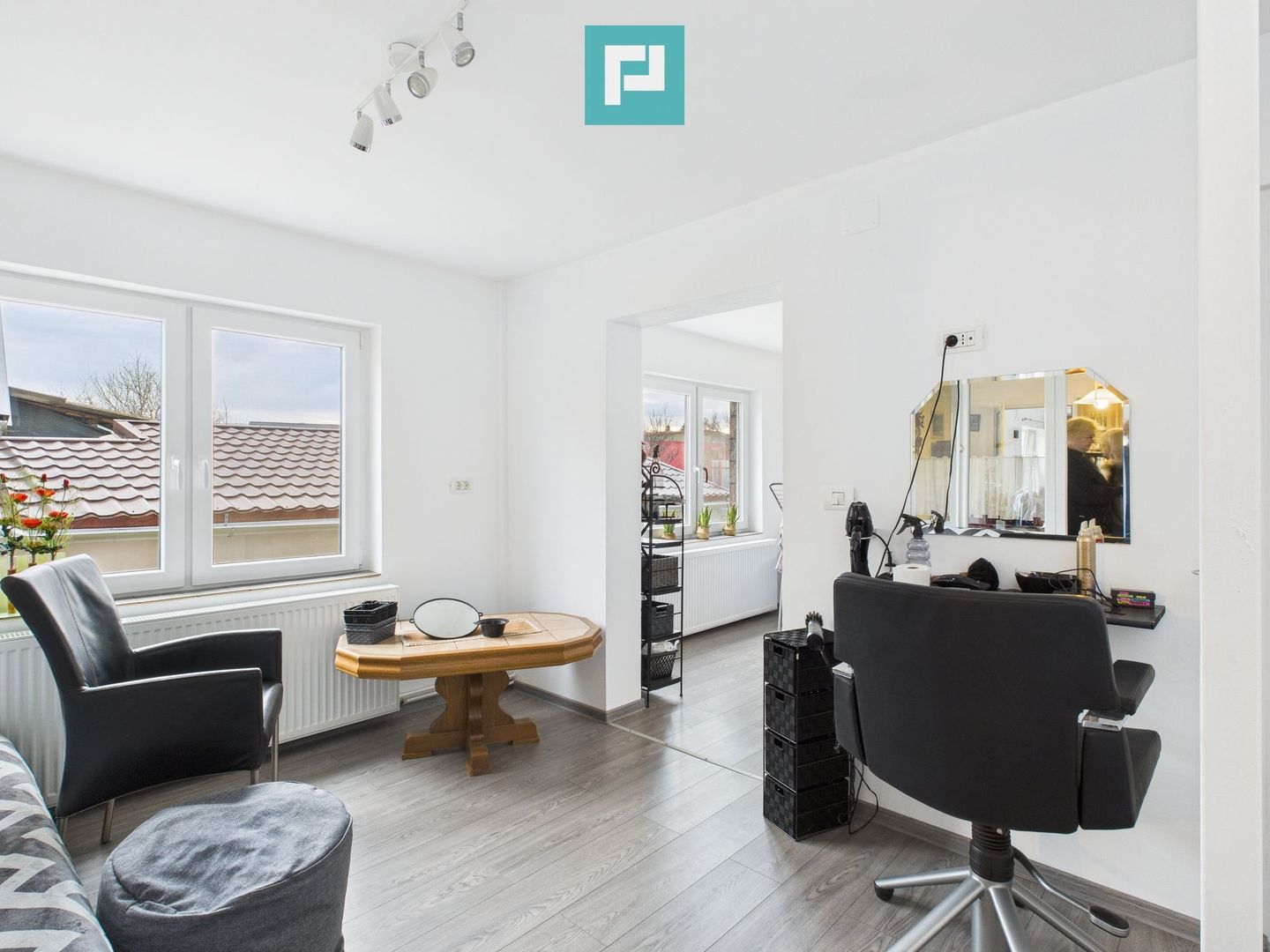 Casă cu 4 camere în Curtici pentru investiții - Poză 2