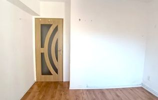 Apartament cu trei camere, zona Racadau 77 mp , etaj intermediar