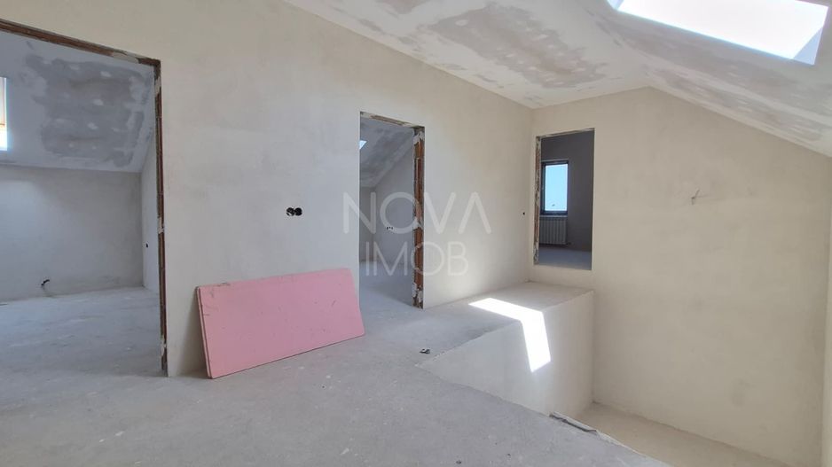 Casa generoasa cu 7 camere, 3 bai, dressing si parcare – Sura Mica - Poză 12