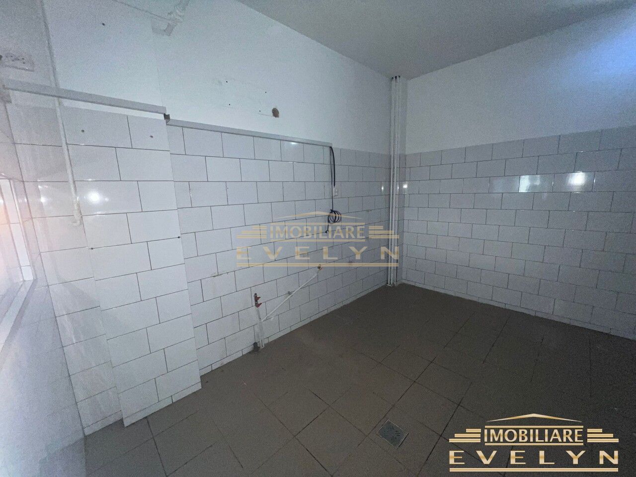 De Vanzare Spatiu Comercial, Zona Imparat Traian ( la 2 min. de MALL ), pret 81000 euro negociabil - Poză 5