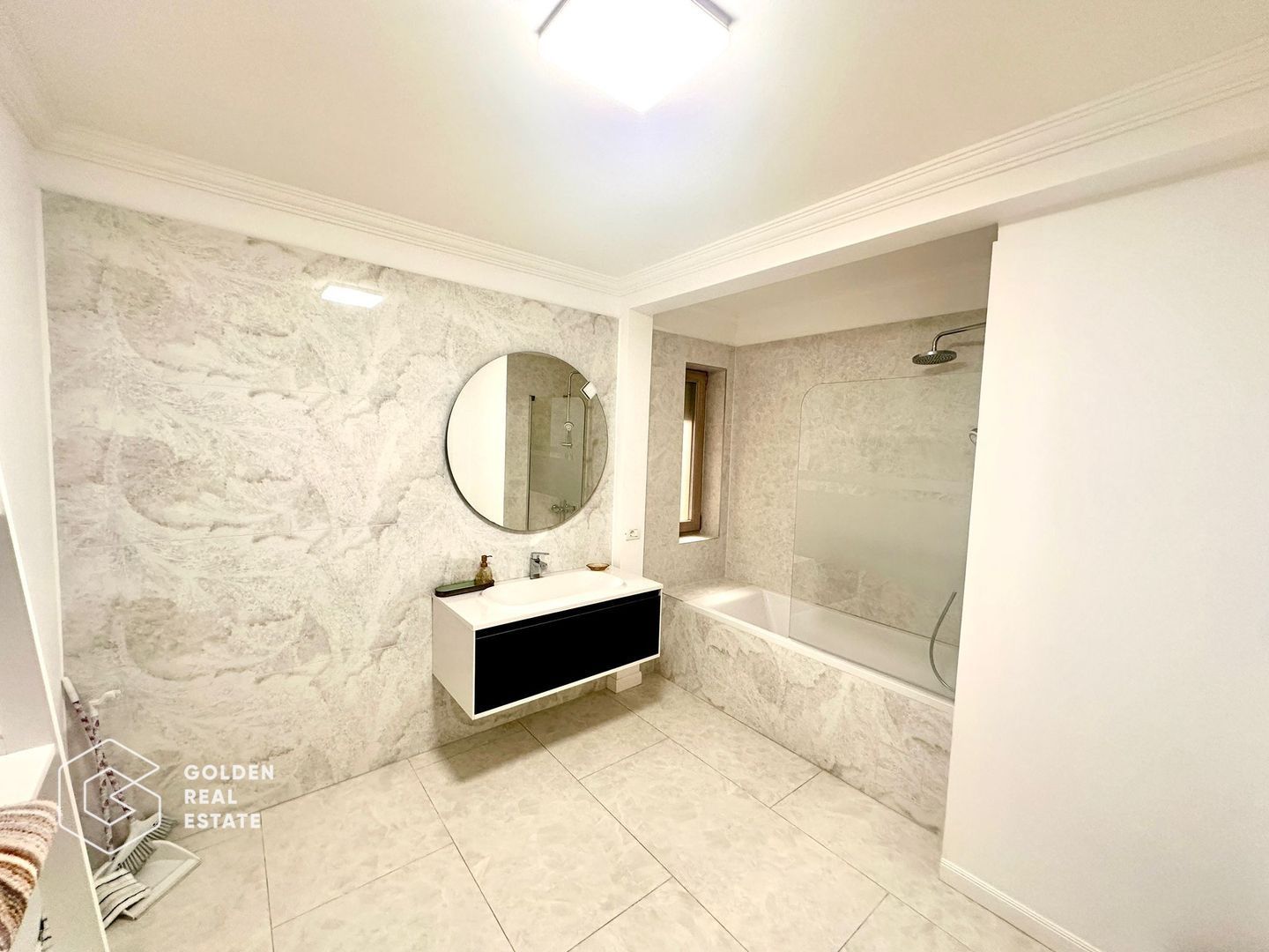 Apartament premium, zona Subcetate, 3 camere, 2 bai, loc parcare, sala, piscina - Poză 11