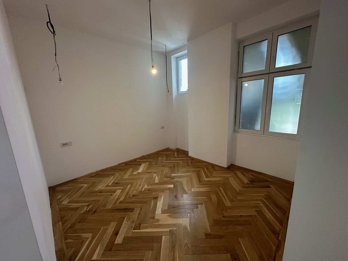Apartament renovat în clădire istorică - are garaj - Poză 11
