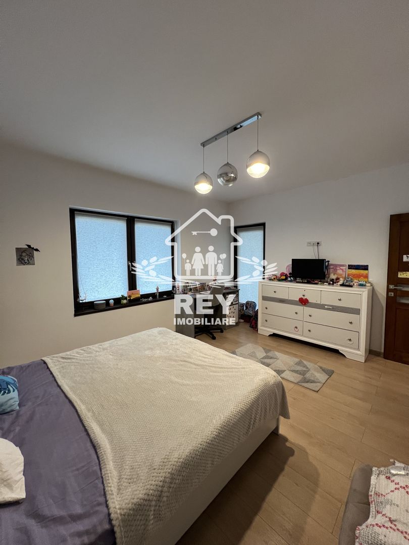 Casă de tip triplex la vânzare 6 camere /Șelimbăr /Secția 1 de Poliție - Poză 11