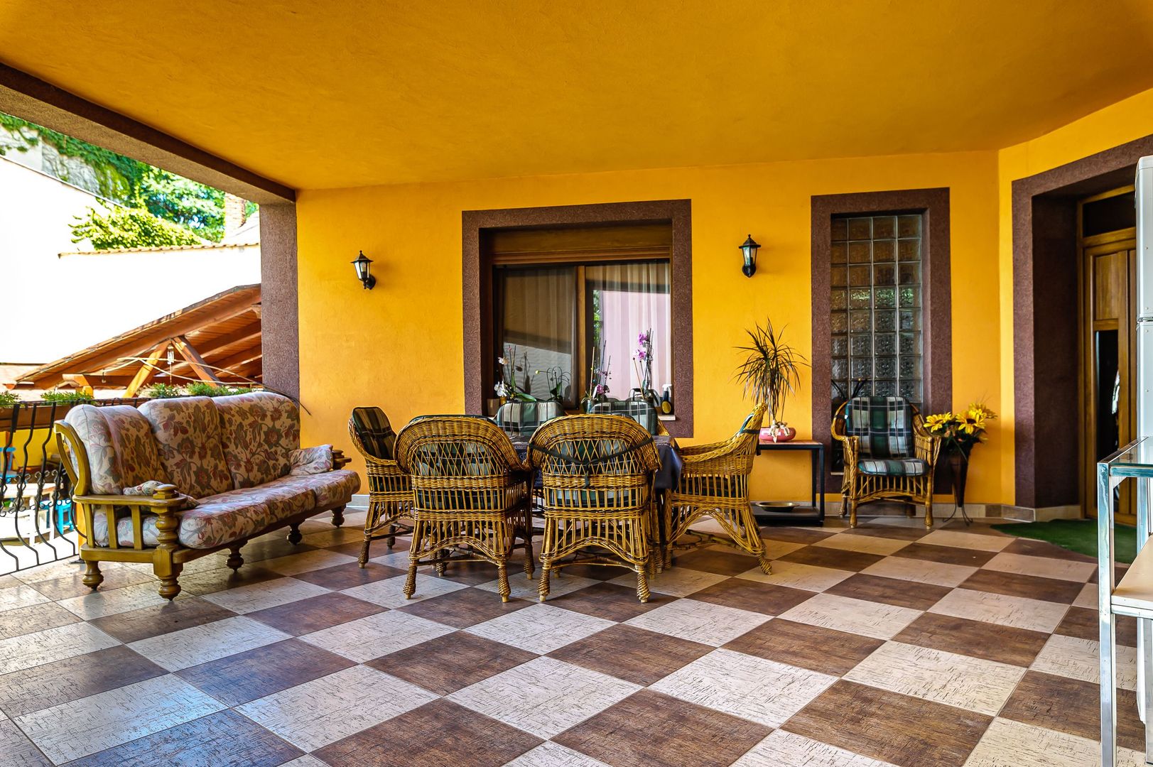 Casă superbă cu 6 camere, gradină și terasă, în centrul Aradului. - Poză 1