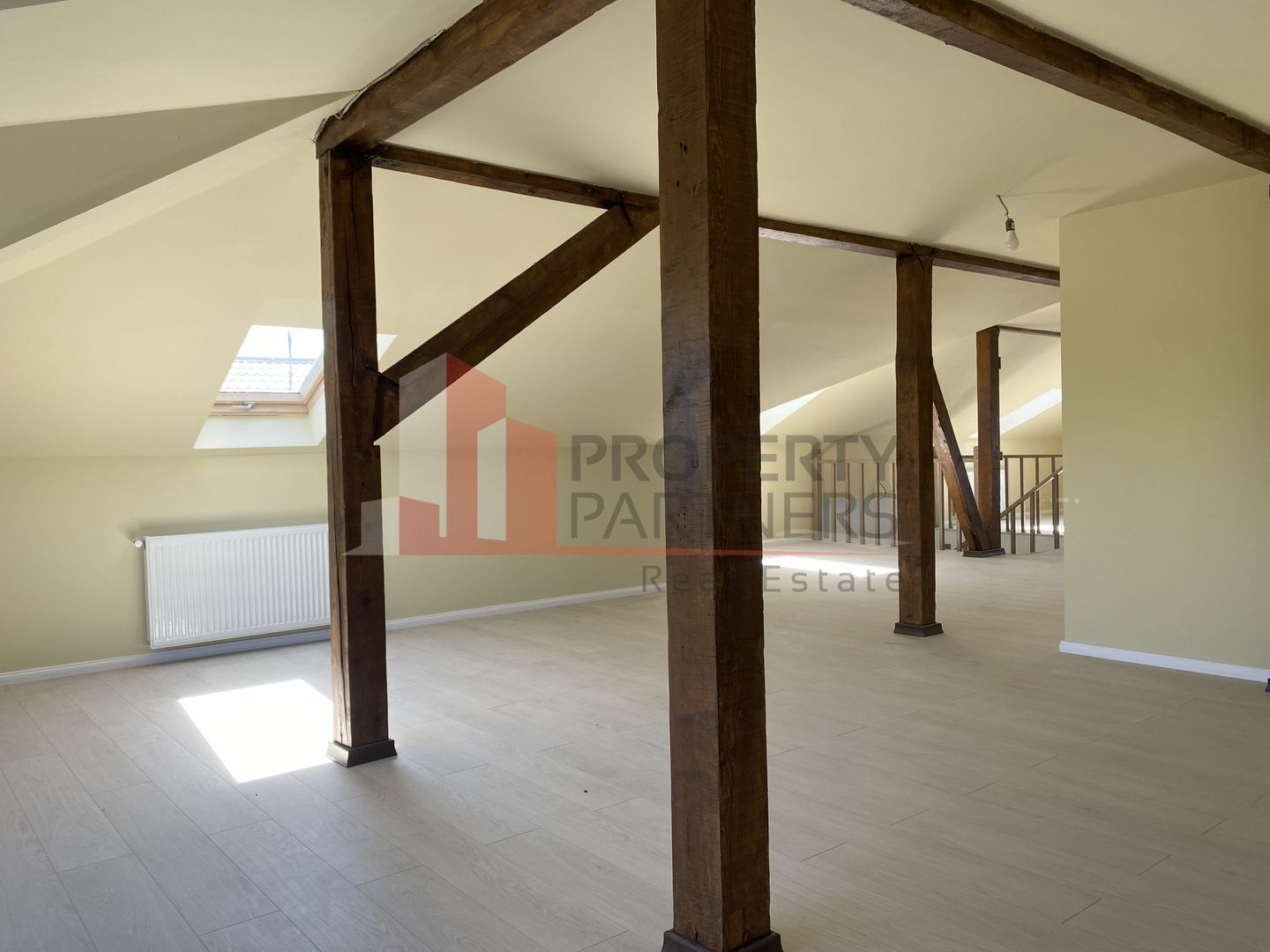 Proprietate pe marginea lacului, vila impresionanta. - Poză 29