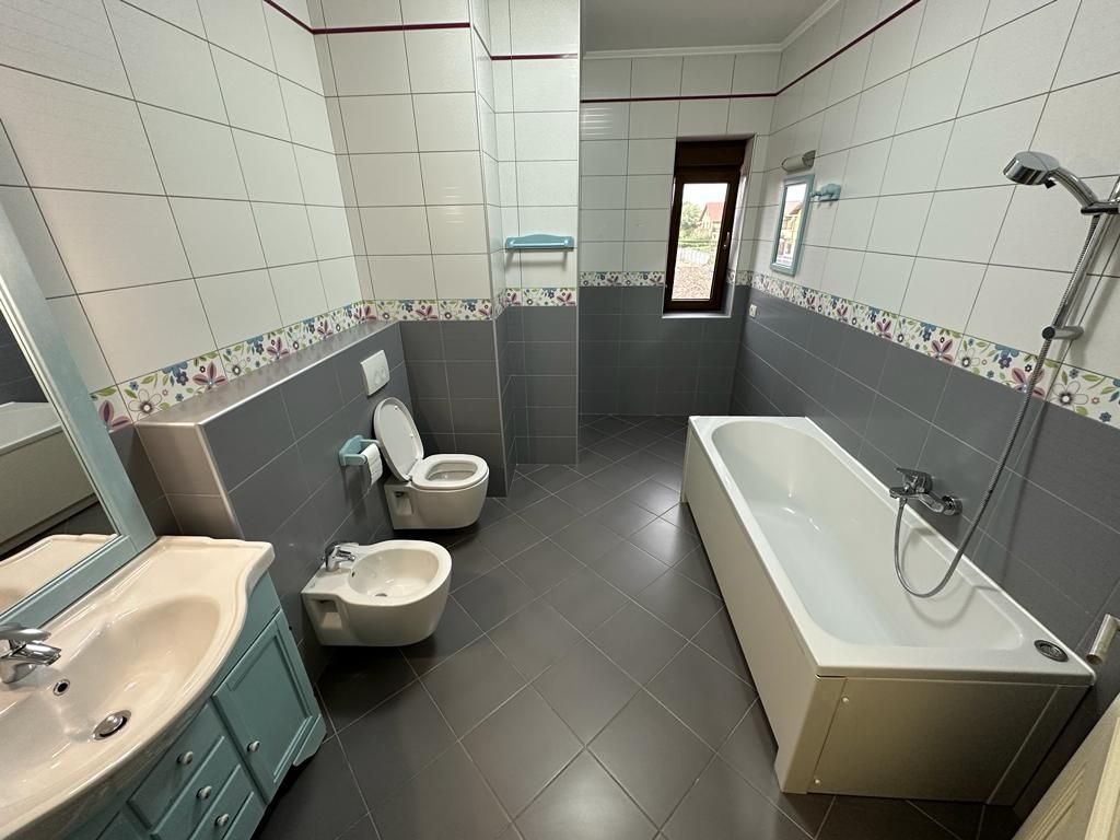 VILA  - ARADULUI. -British - Poză 39