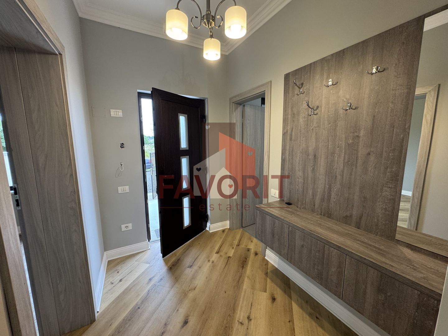 Duplex despartit prin garaj. Zona centrala - langa padure. Mobilat si utilat - Poză 4