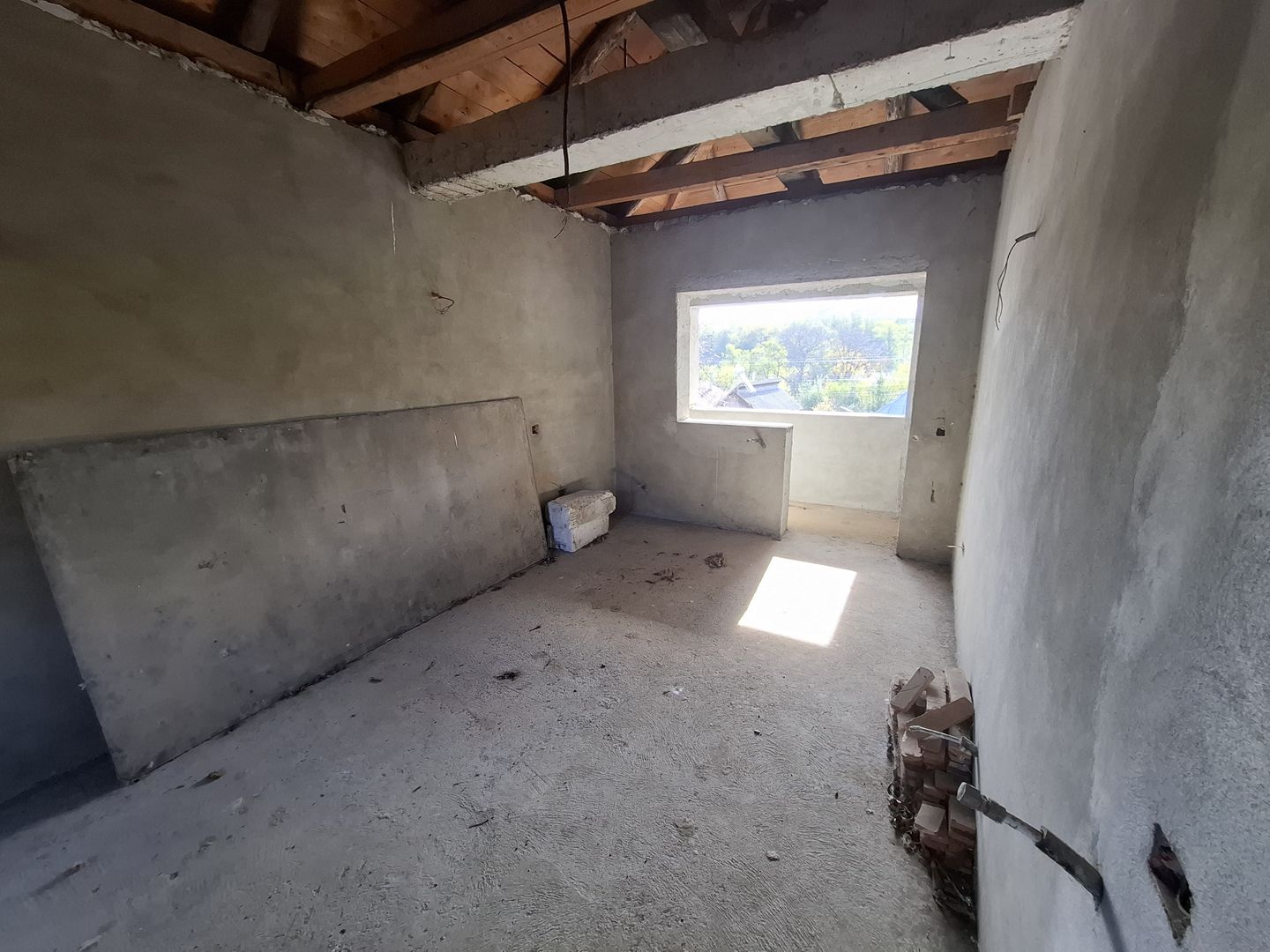 ila cu 6 camere + casă locuibilă pe teren intravilan de 1700 mp, cu vi - Poză 13