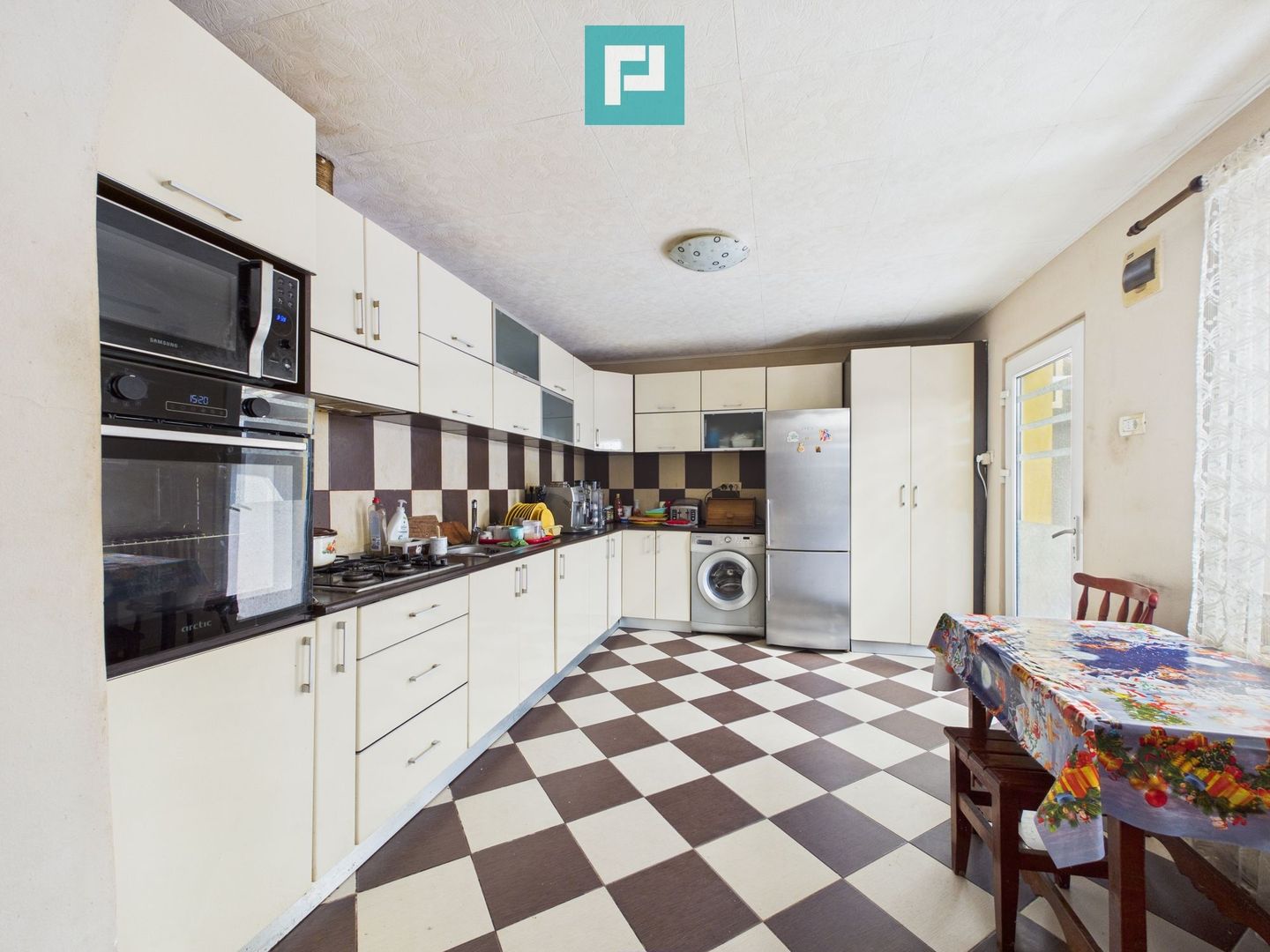 Casă cu 7 camere, ideală pentru familie, Grădiște - Poză 1