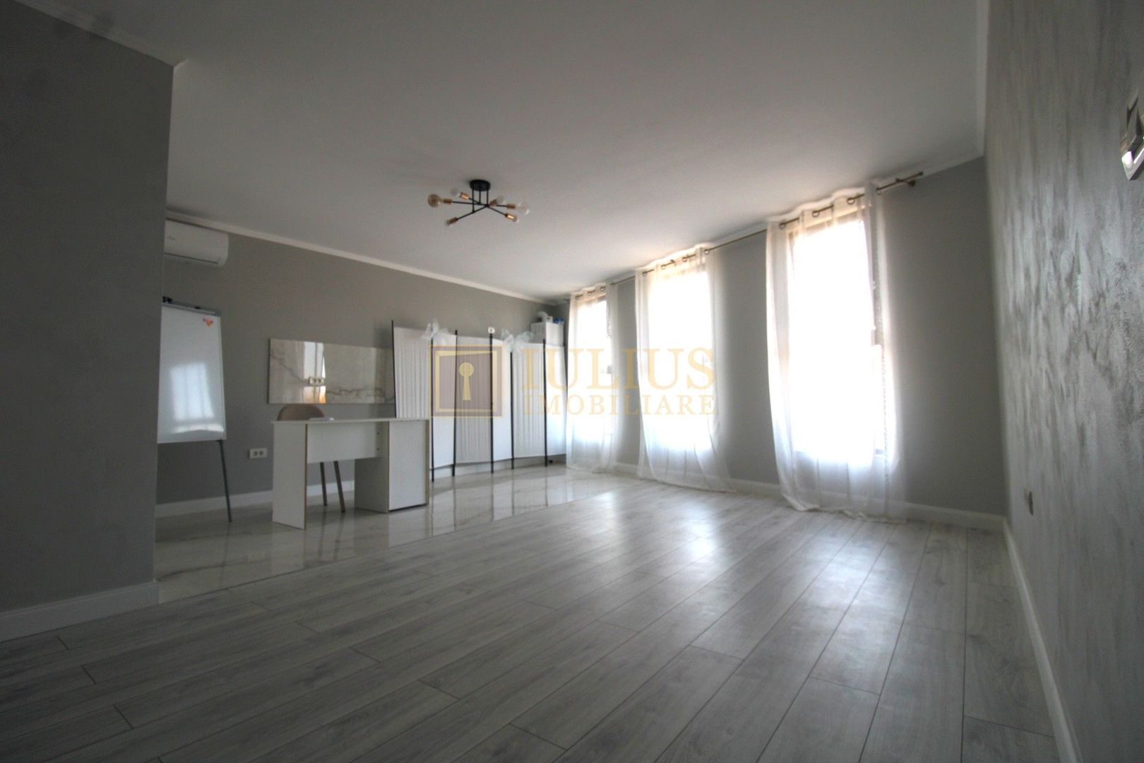 Curte, 4 apartamente, 8 camere, perfectă pt activități educaționale-Dumbravita - Poză 16