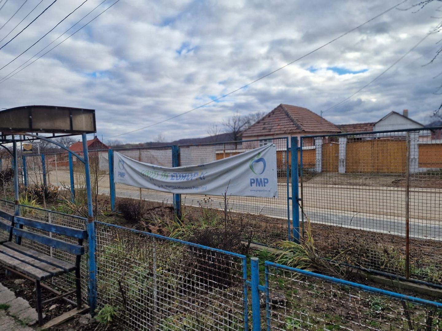 Se oferă spre vânzare / închiriere clădire cu spațiu comercial - Poză 23