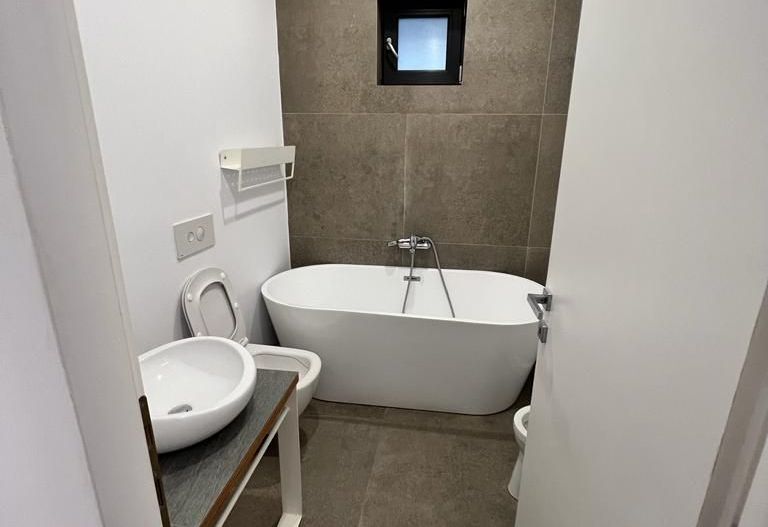 Locuinta moderna spatioasa cu garaj - Poză 21