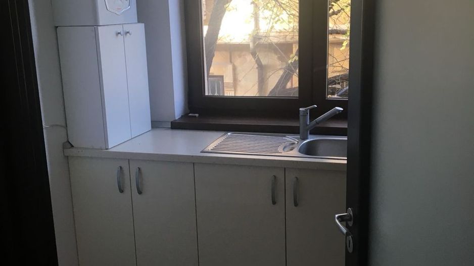 Închiriez apartament 3 camere nemobilat, Unirii, destinat birouri - Poză 3
