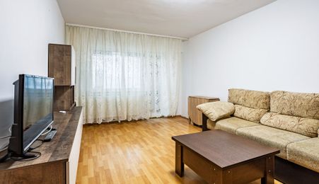 De închiriat -Apartament 3 camere, decomandat, zonă centrală