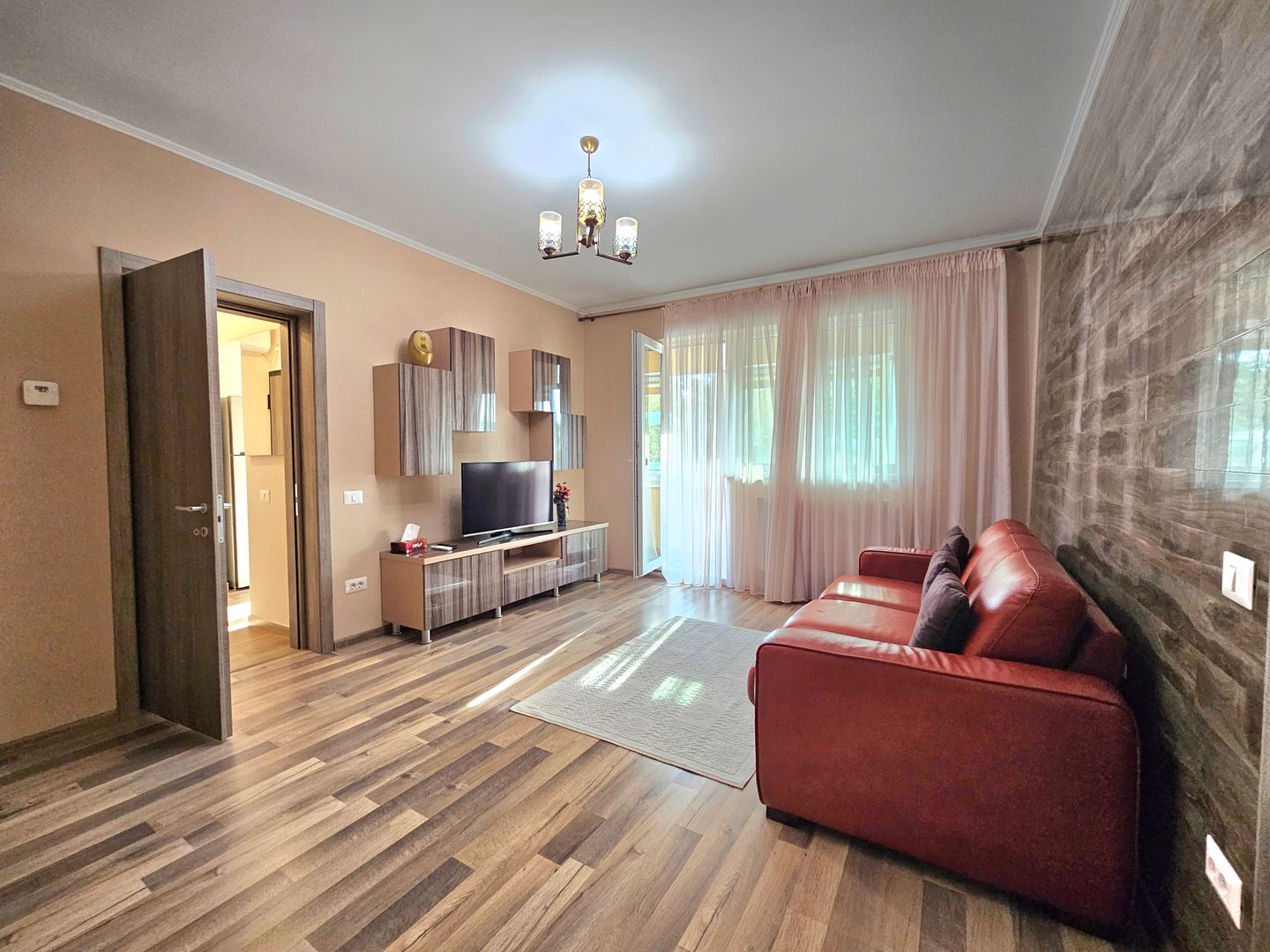 Apartament cu 2 camere de vânzare în zona Dacia Constanta renovat - Poză 1