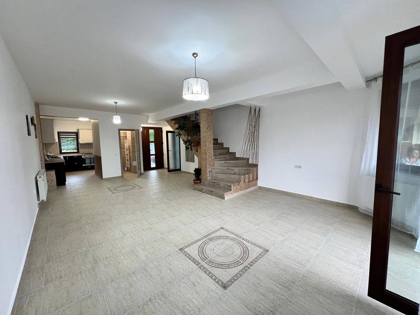 Casa cu 7 camere | 3 balcoane | Garaj | 220 mp + 80 mp curte | Cartier Panorama - Poză 6