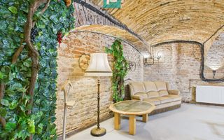 Eleganță subterană - pivniță exclusivistă Arad - Poză 1