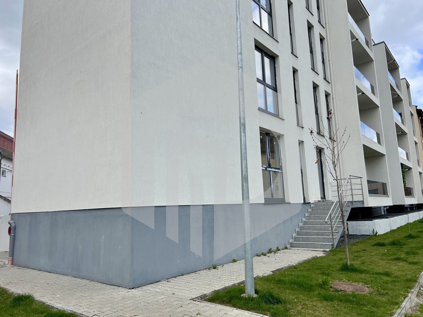 Apartament/ spatiu comercial in zona Kogalniceanu- Parter- La cheie - Poză 1