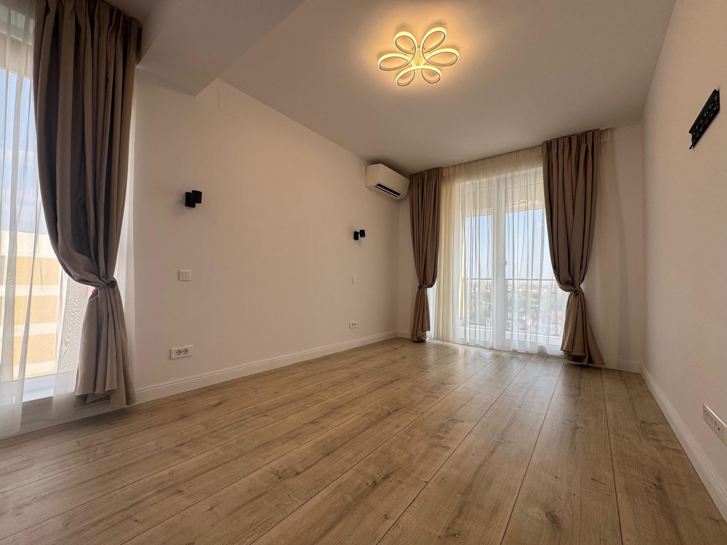 Apartament 3 camere, parcare subterana - Poză 1
