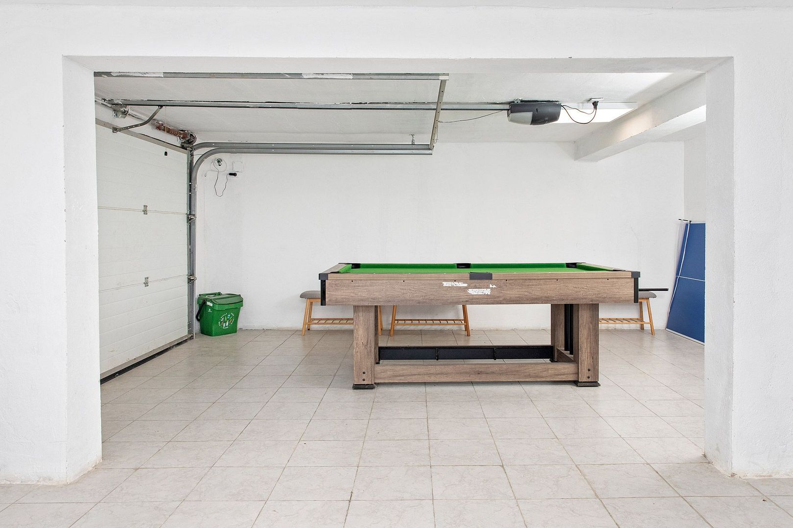 Vilă cu 5 dormitoare, 4 băi, 2 248mp teren, piscină. Preț: 229 000 Eur - Poză 39