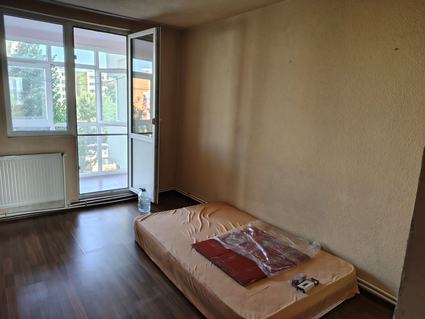 Apartament incapator cu trei camere, Alexandru Obregia, 120.000€ negociabil - Poză 1
