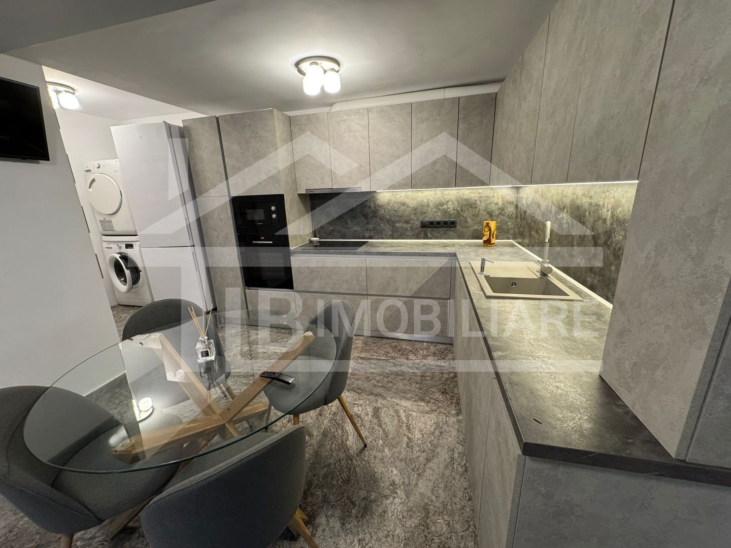 Apartament cu 2 camere, decomandat, 65mp, Zona Ultracentral - Poză 3