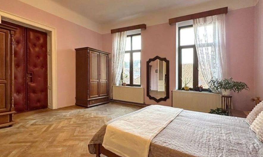 Apartament spațios în Centrul Istoric al Brașovului – zonă premium - Poză 3