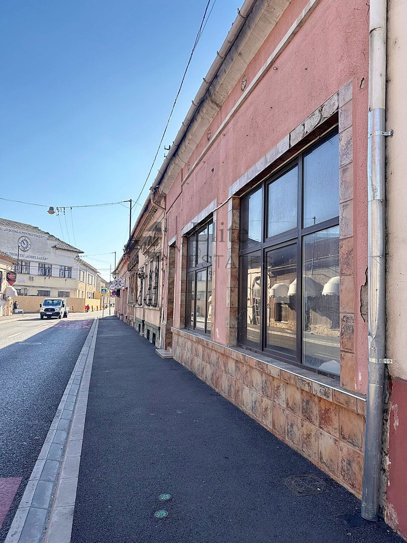 Spatiu Comercial si 7 apartamente ultracentral in Oradea - Poză 1