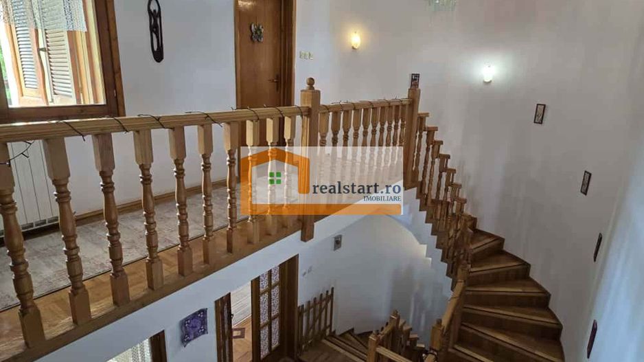 Vedere padure, panouri solare si fotovoltaice, pompa de caldura,  semineu - Poză 15