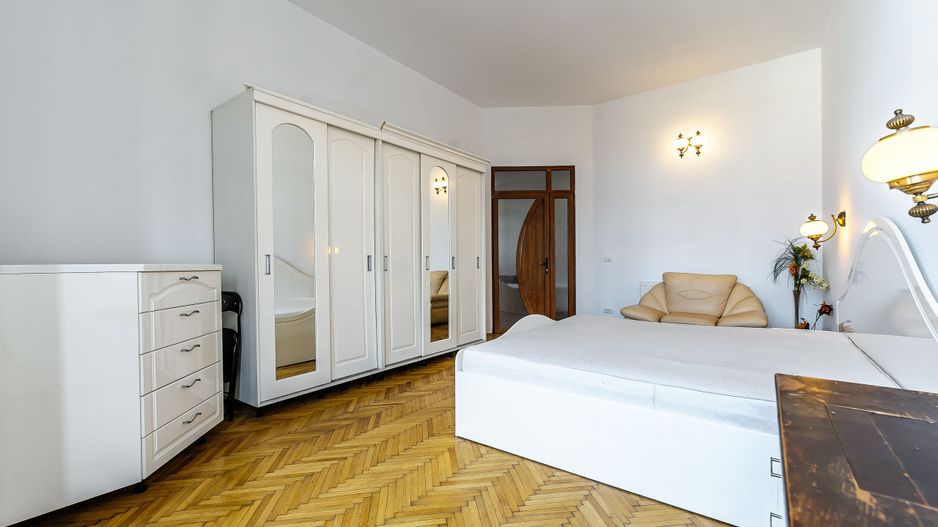 Apartament în Palatul Bohuș, lângă Teatrul de Stat. - Poză 4