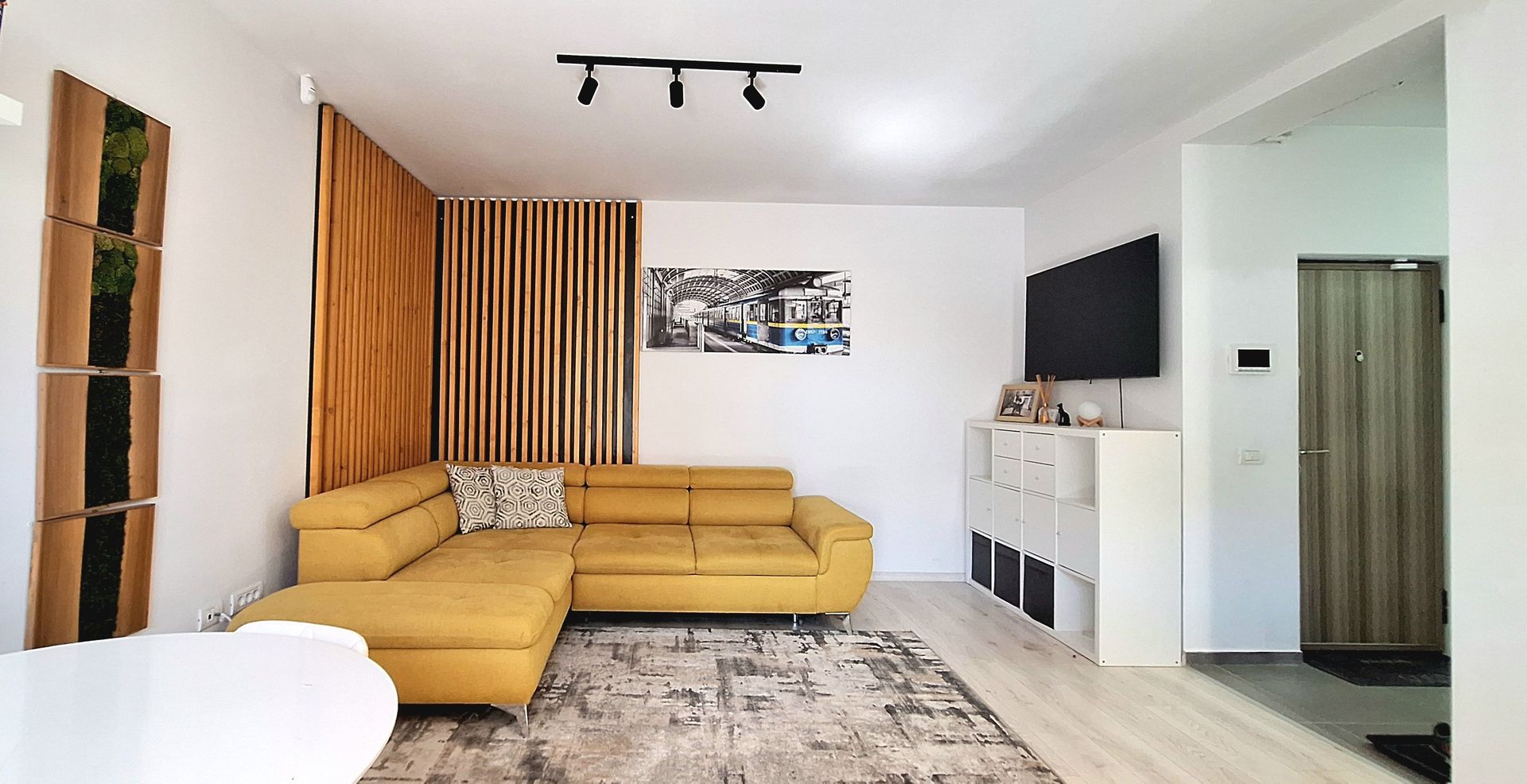 Apartament cu 3 camere, curte si loc de parcare - Poză 2