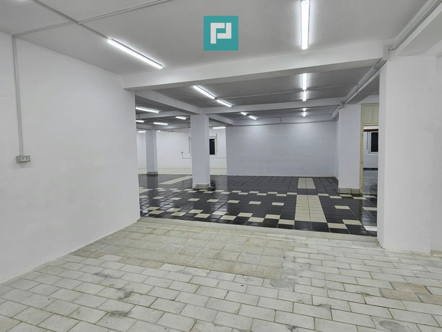 Proprietate impresionantă Sântana - 3500 mp utili - Poză 11