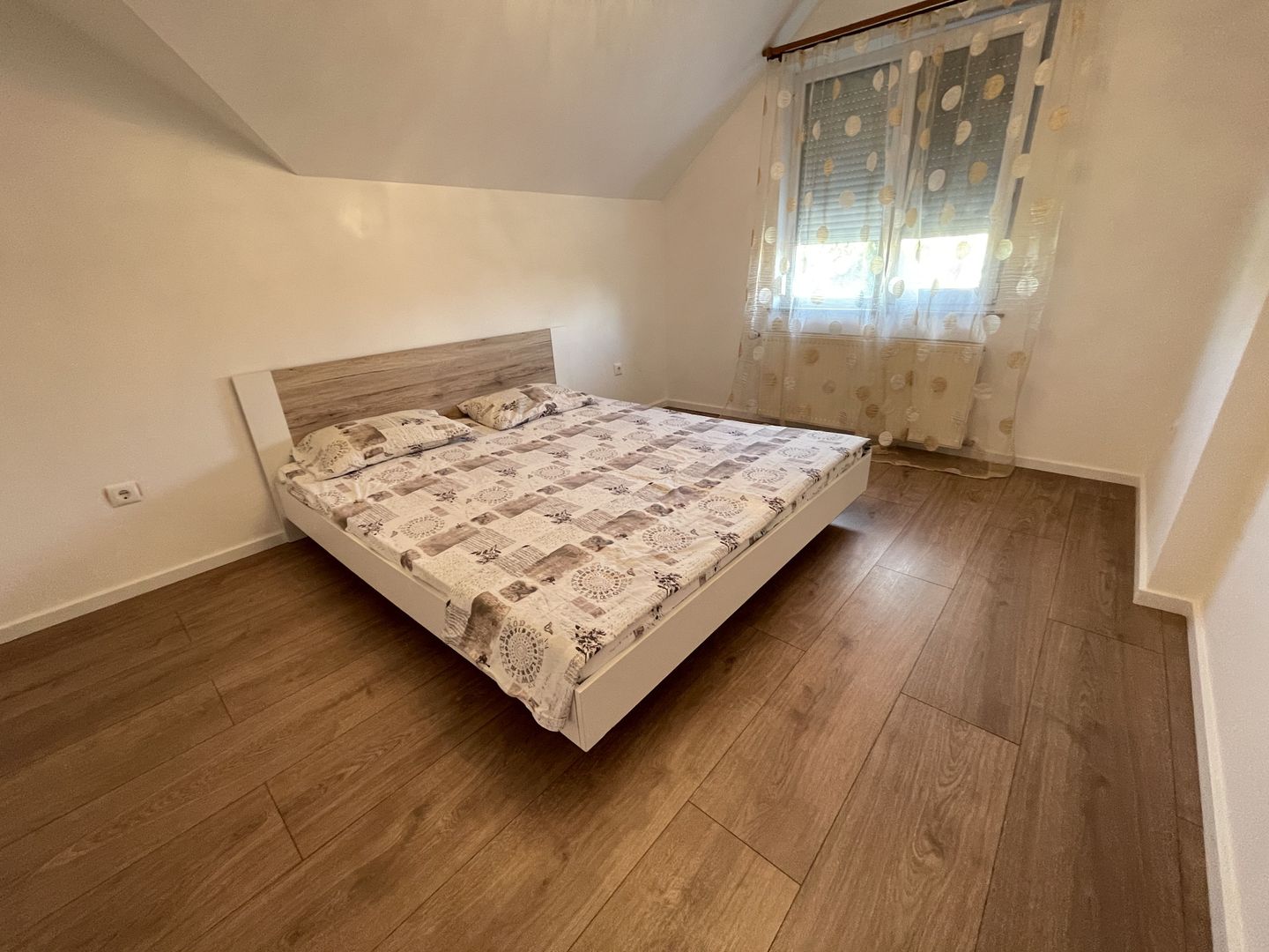 Casa spatioasa cu spatiu de relaxare-zona Blascovici - Poză 20