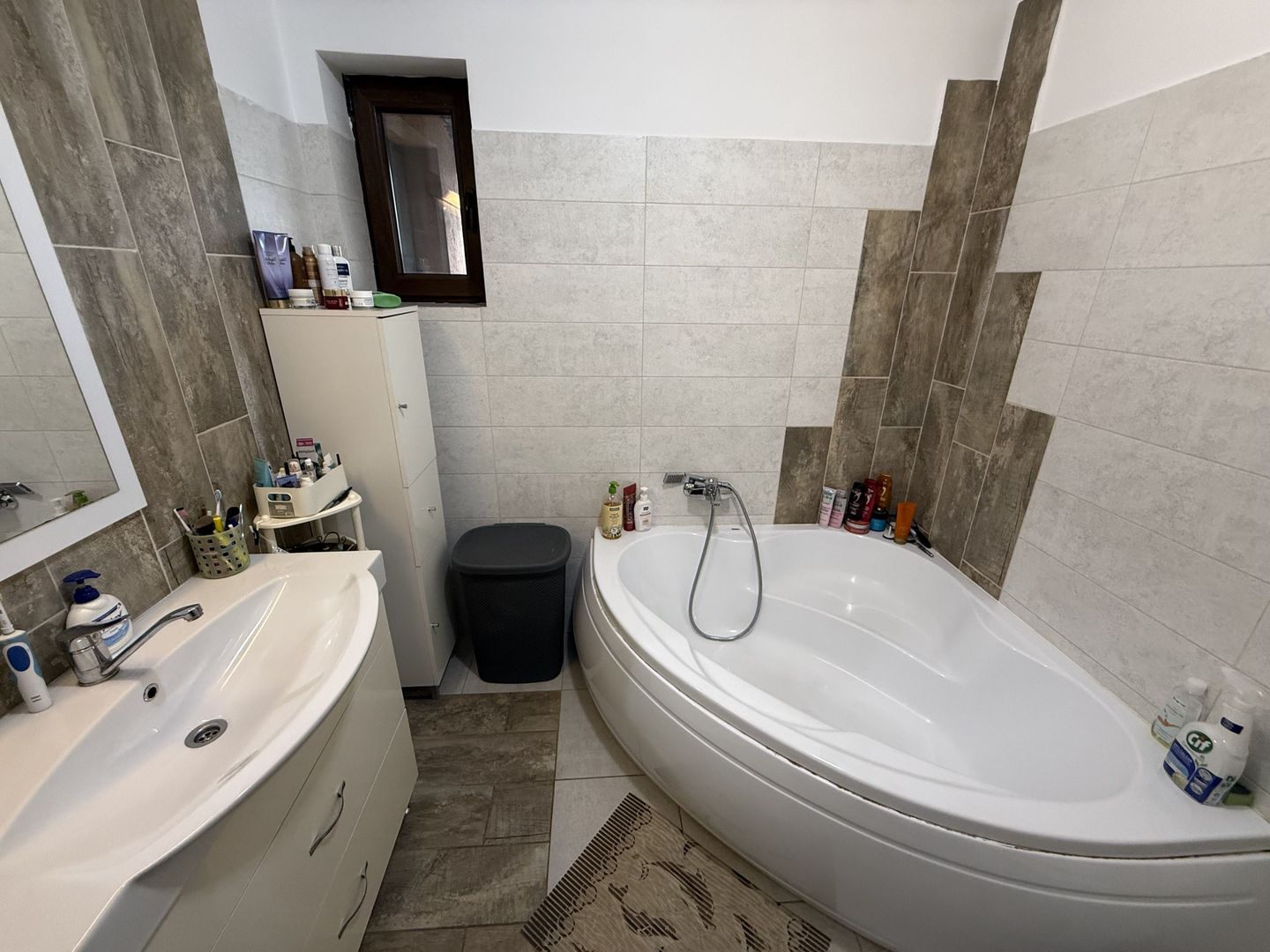 Casă înșiruită complet mobilată + curte+ 2 parcari în complex inchis! - Poză 11