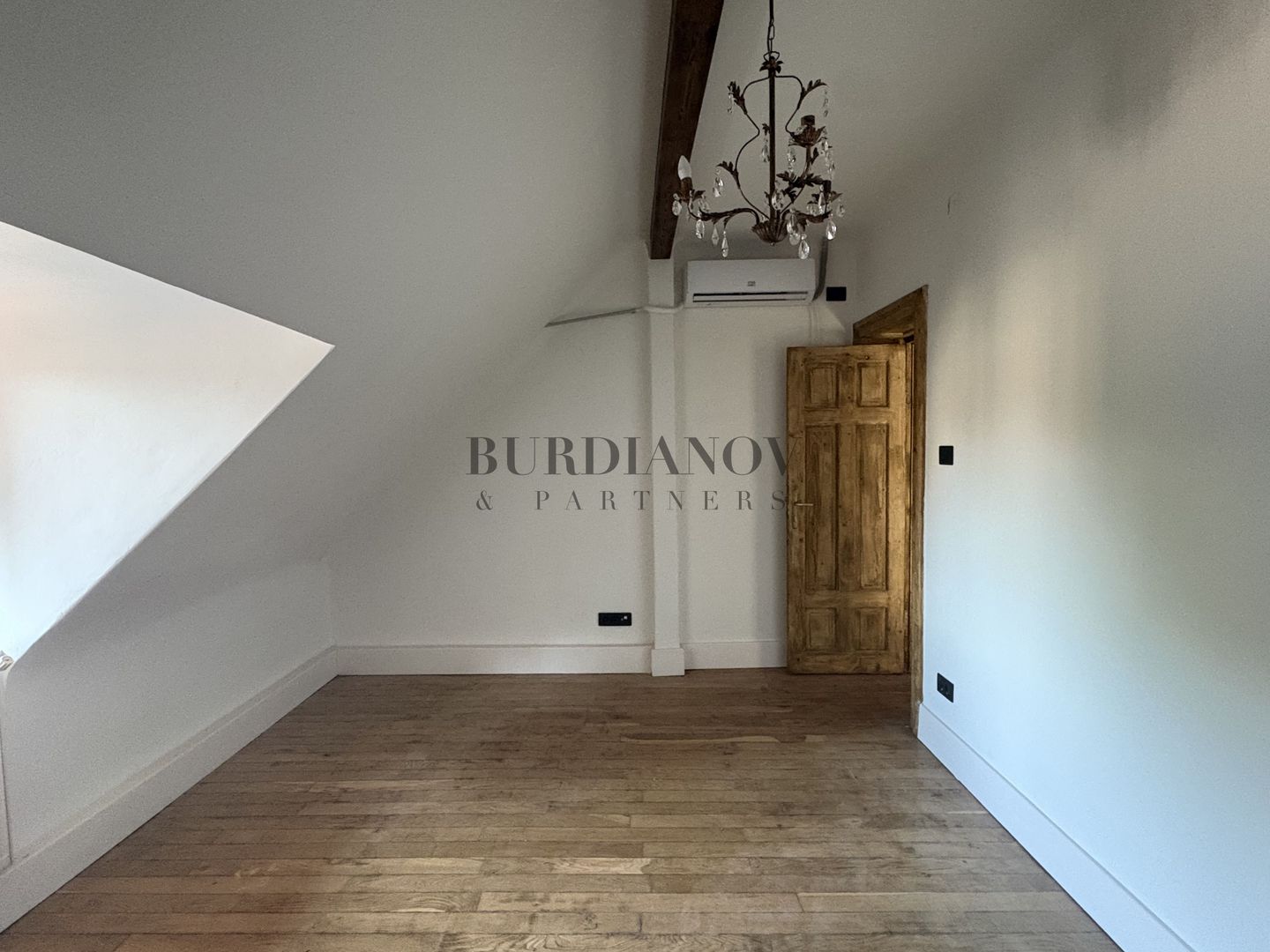 Spațiu de birouri - apartament cu 4 camere- Mansarda în vila -Kiseleff - Poză 4