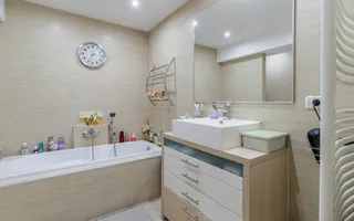 Clădire Modernă, Ideală pentru Locuință sau Afacere, cu Terasă Panoramică - Poză 14