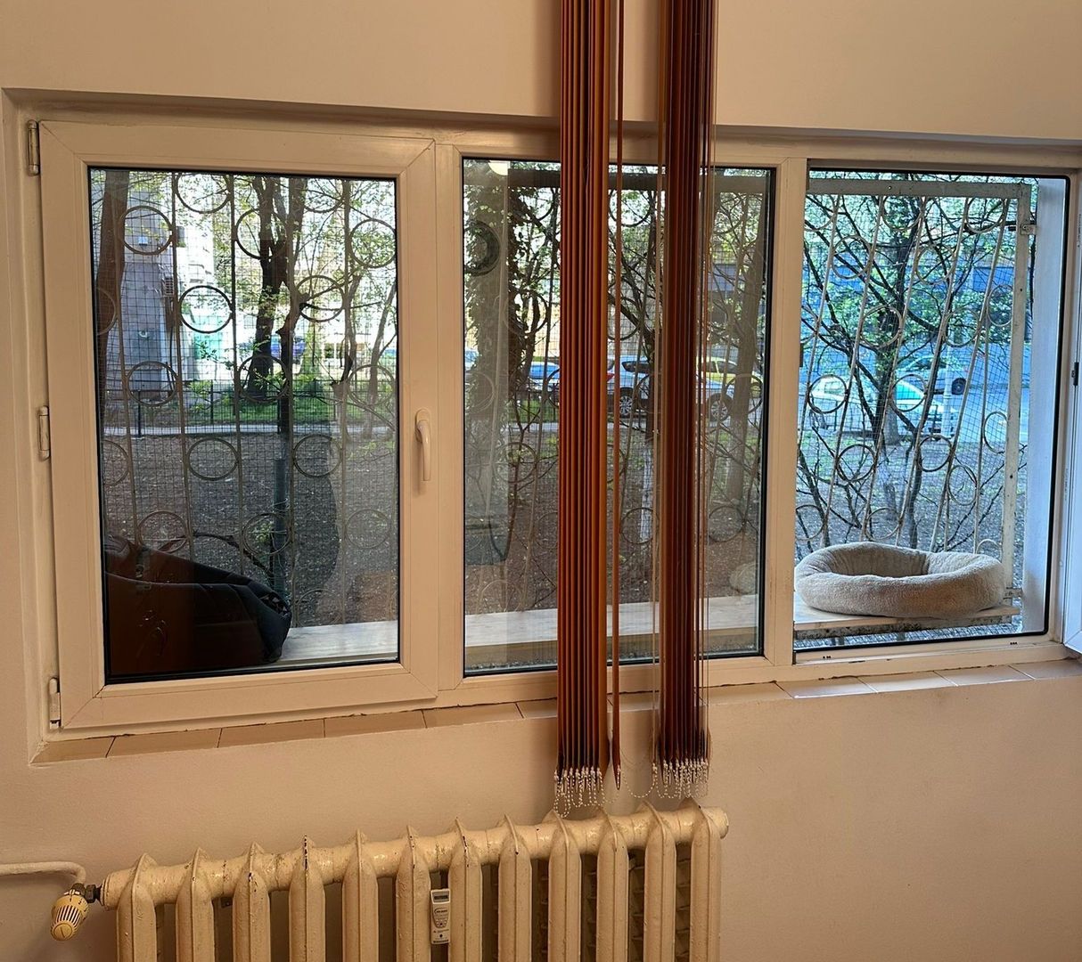 Apartament 3 camere, Decomandat. Bld. Al. Obregia, zona Vatra Dornei. - Poză 3