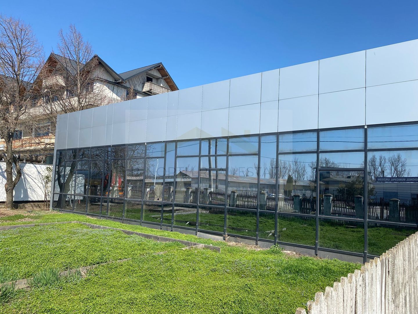 Spațiu comercial/industrial de închiriat – 2.200 mp utili,  deschidere excelentă - Poză 1